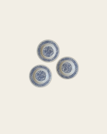 Ensemble de 3 assiettes creuses anciennes – décor bleu floral