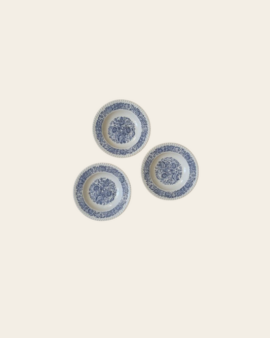 Ensemble de 3 assiettes creuses anciennes – décor bleu floral