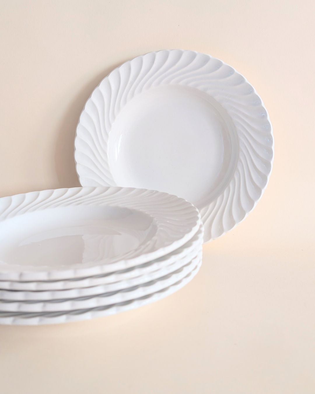 Service de vaisselle en céramique blanche torsadée