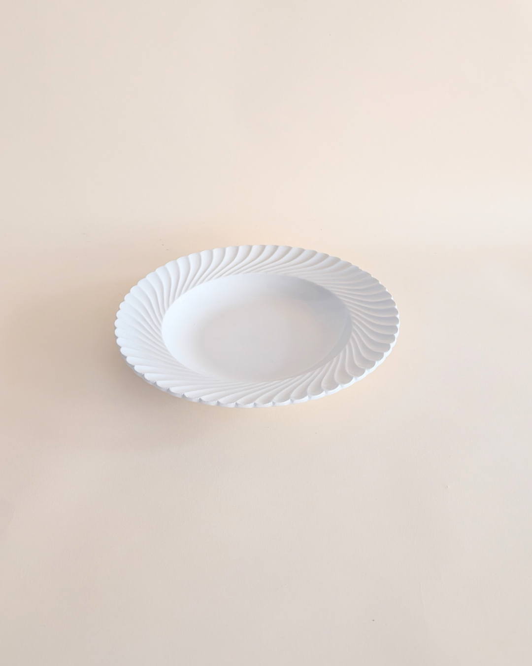 Service de vaisselle en céramique blanche torsadée