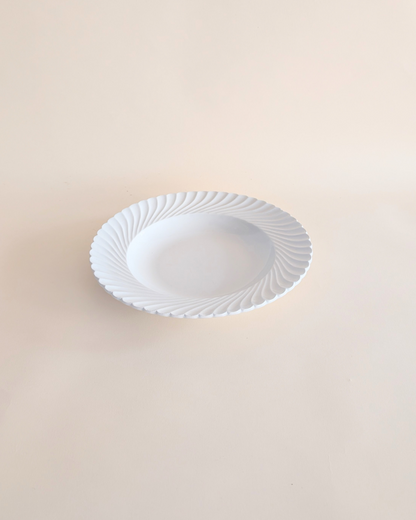 Service de vaisselle en céramique blanche torsadée