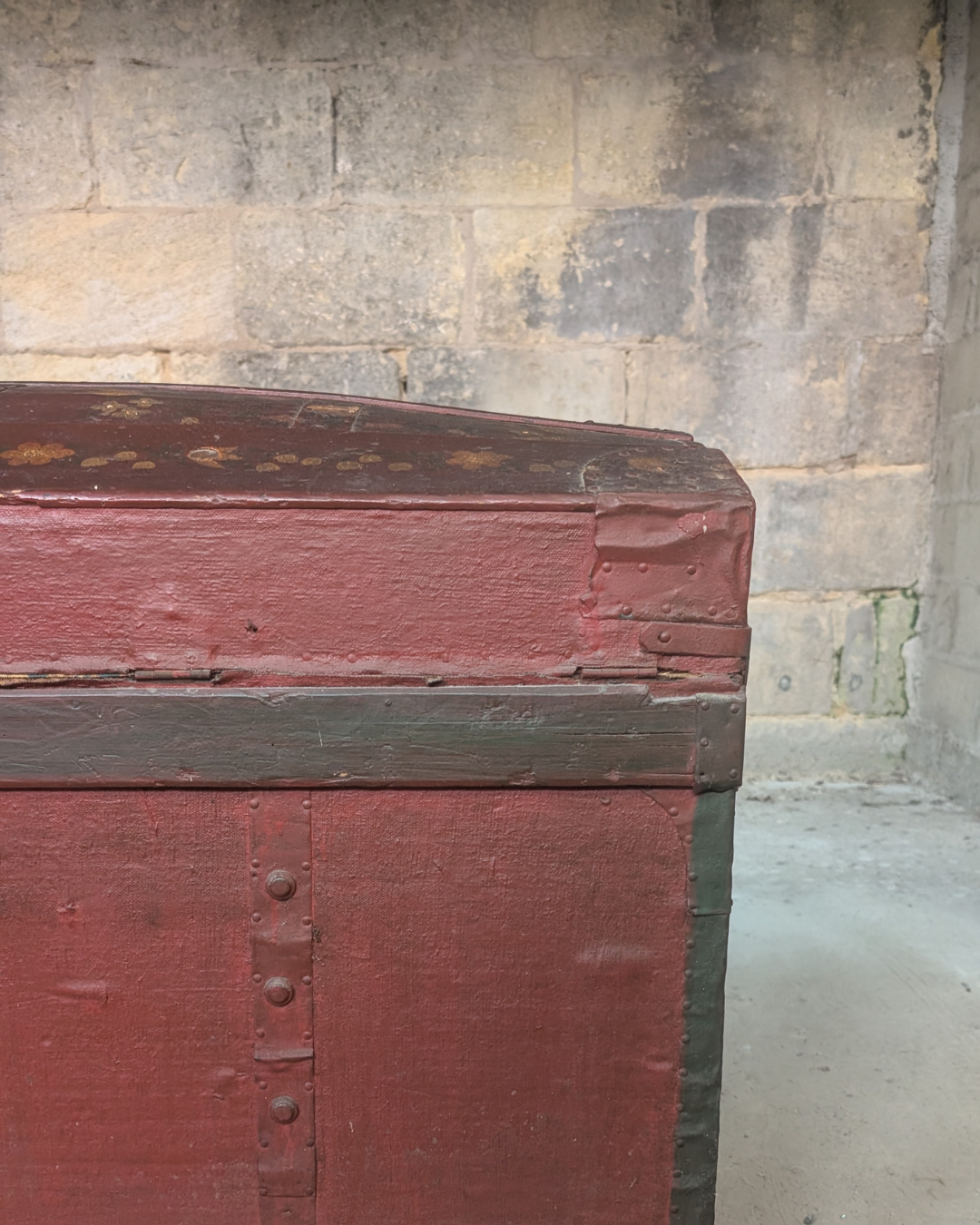 Coffre ancien peint à la main