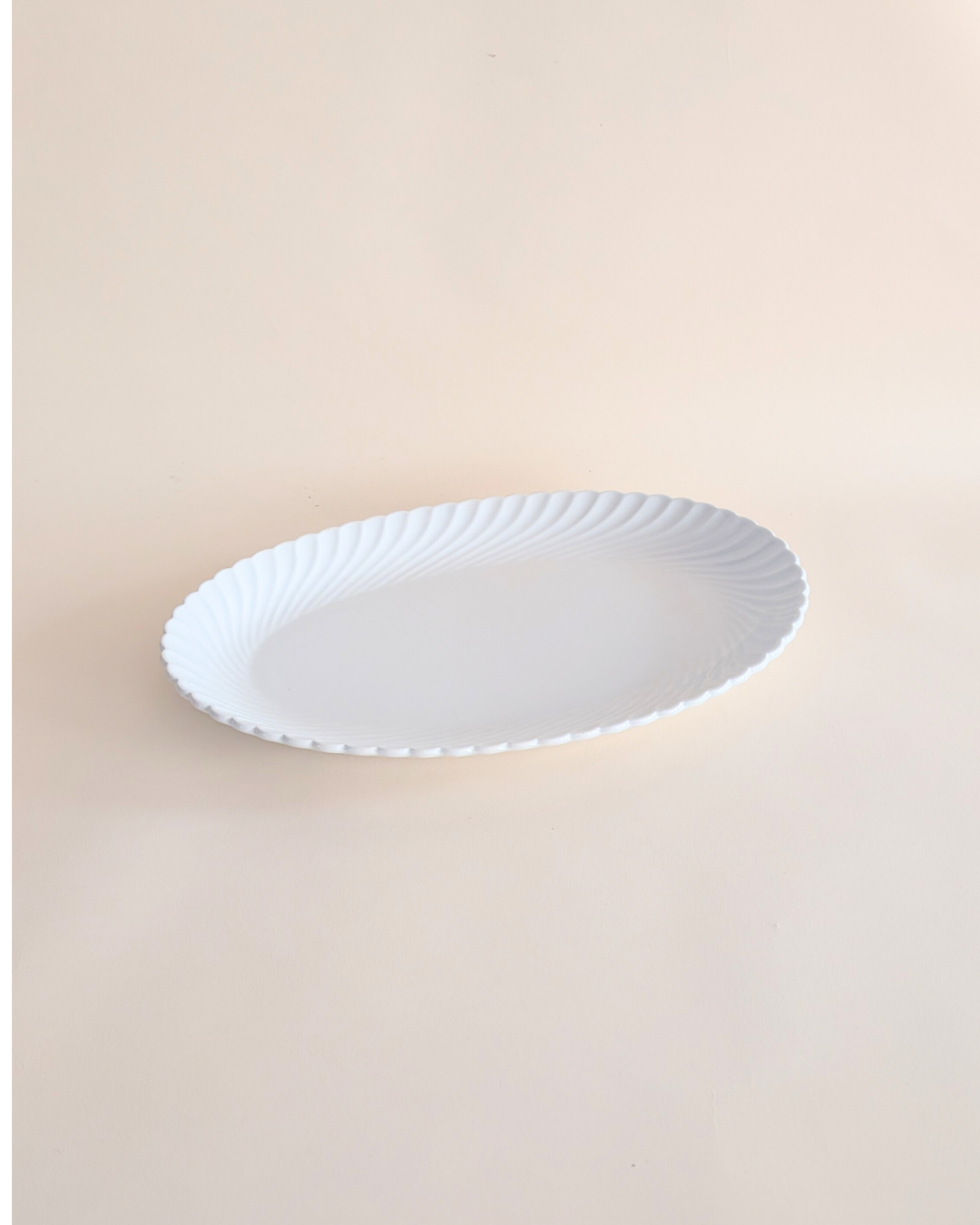 Service de vaisselle en céramique blanche torsadée