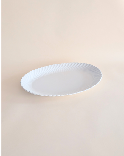 Service de vaisselle en céramique blanche torsadée