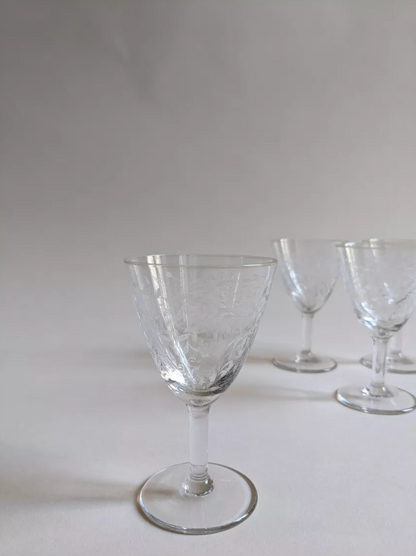Lot de 4 verres en verre ciselé