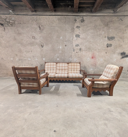 Salon vintage en bois massif avec coussins à carreaux