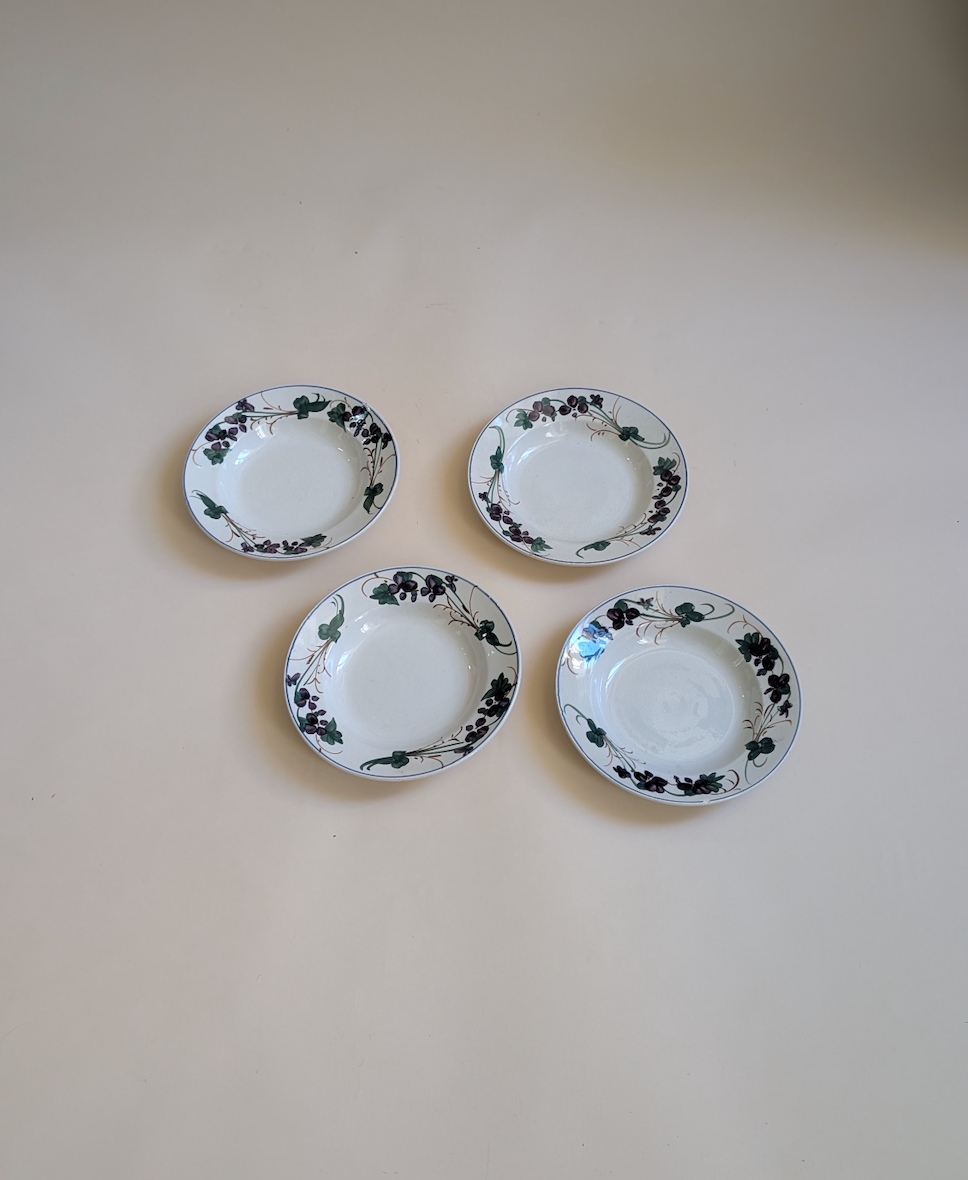 Ensemble de 4 assiettes creuses anciennes – Faïencerie de Gien