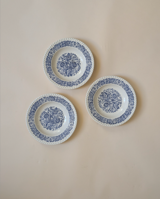 Ensemble de 3 assiettes creuses anciennes – décor bleu floral