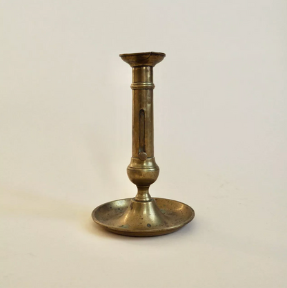 Bougeoir à pressoir en laiton