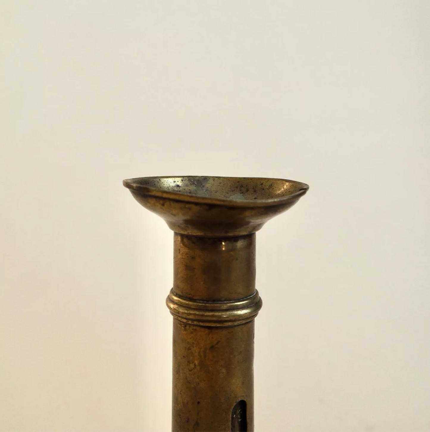 Bougeoir à pressoir en laiton