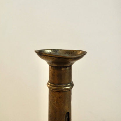 Bougeoir à pressoir en laiton