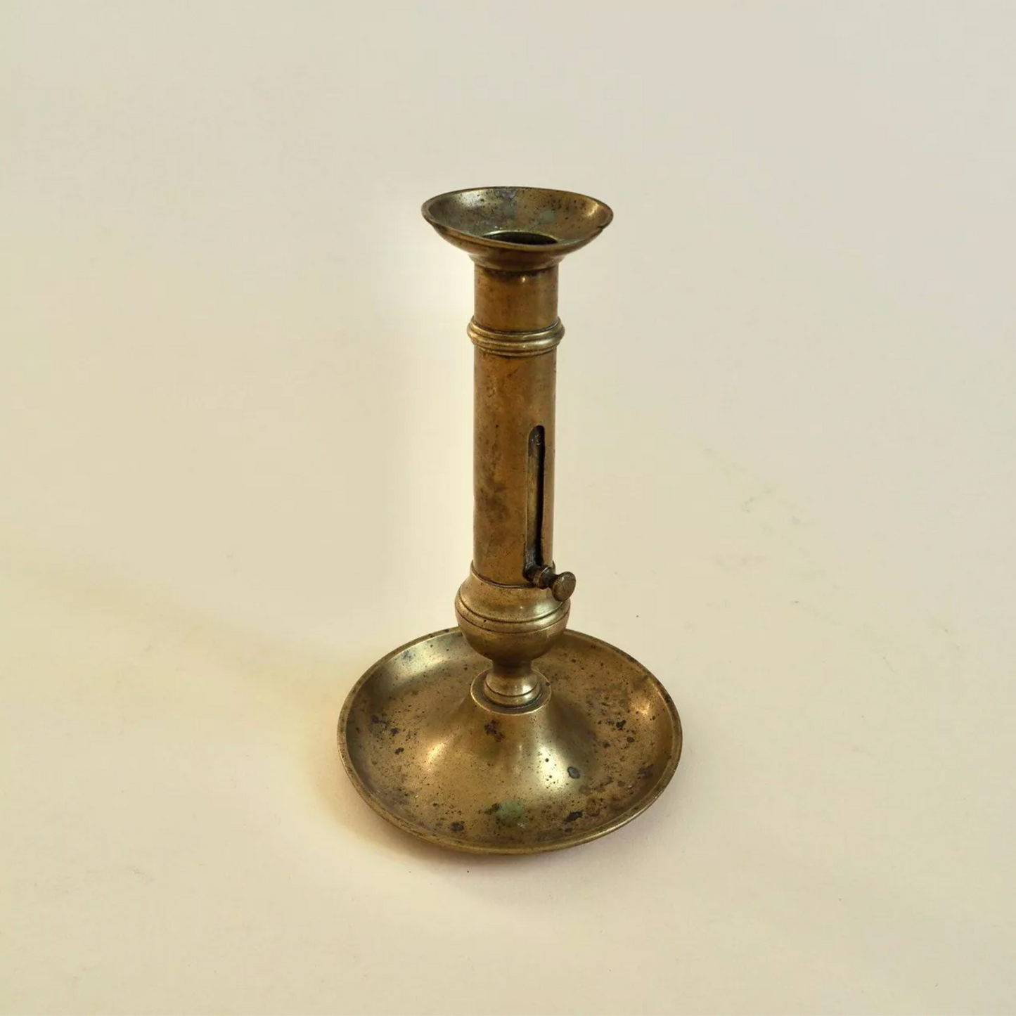 Bougeoir à pressoir en laiton