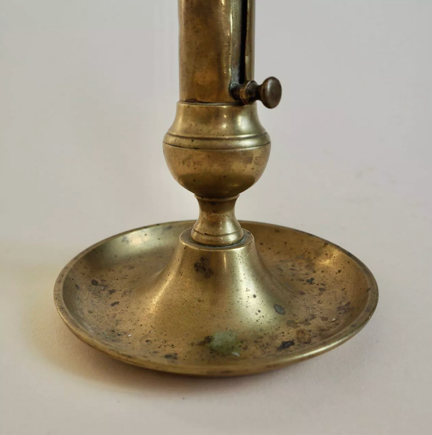 Bougeoir à pressoir en laiton