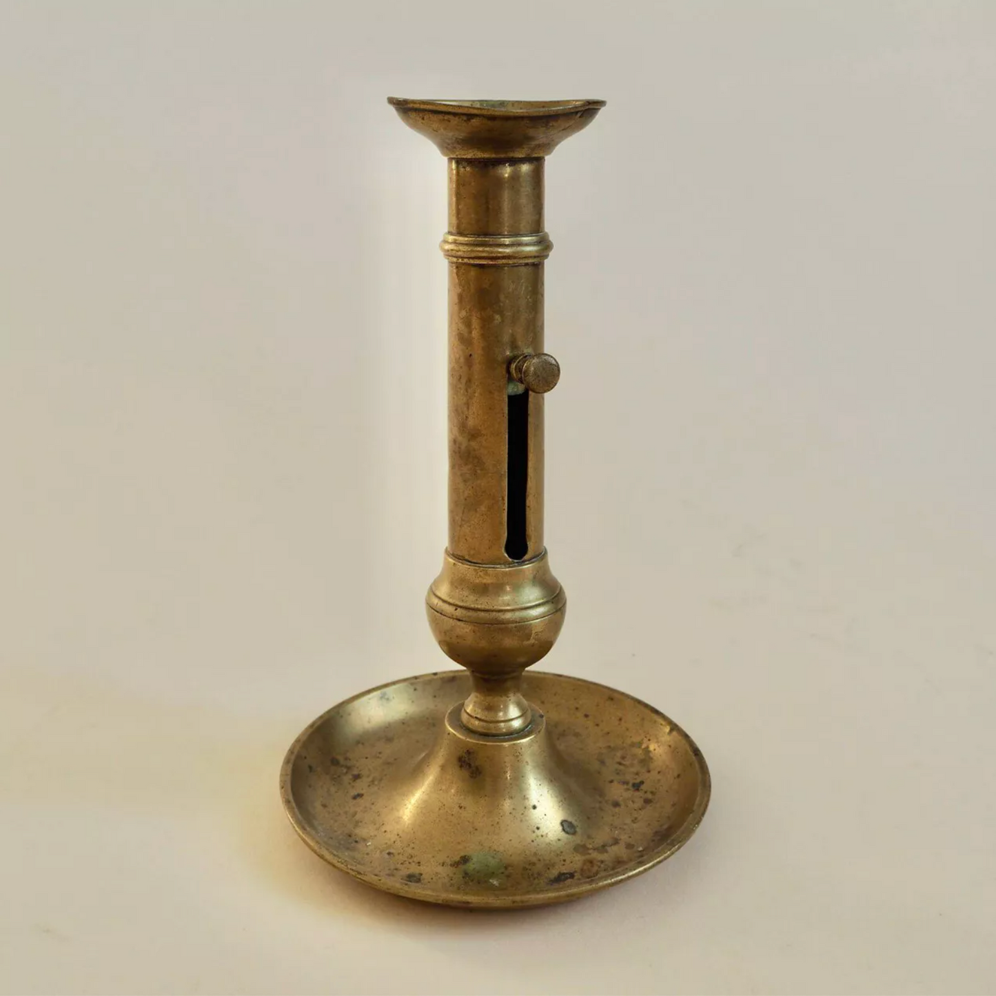 Bougeoir à pressoir en laiton