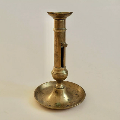 Bougeoir à pressoir en laiton