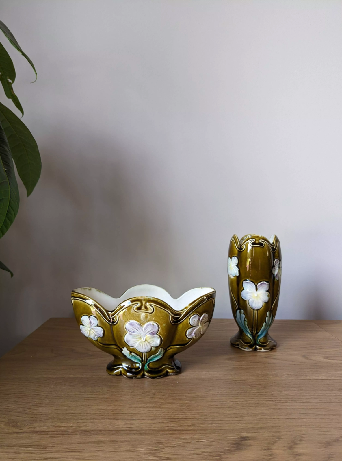 Paire de vases en barbotine