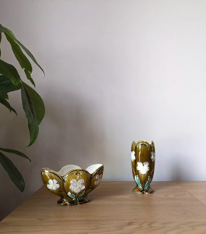 Paire de vases en barbotine