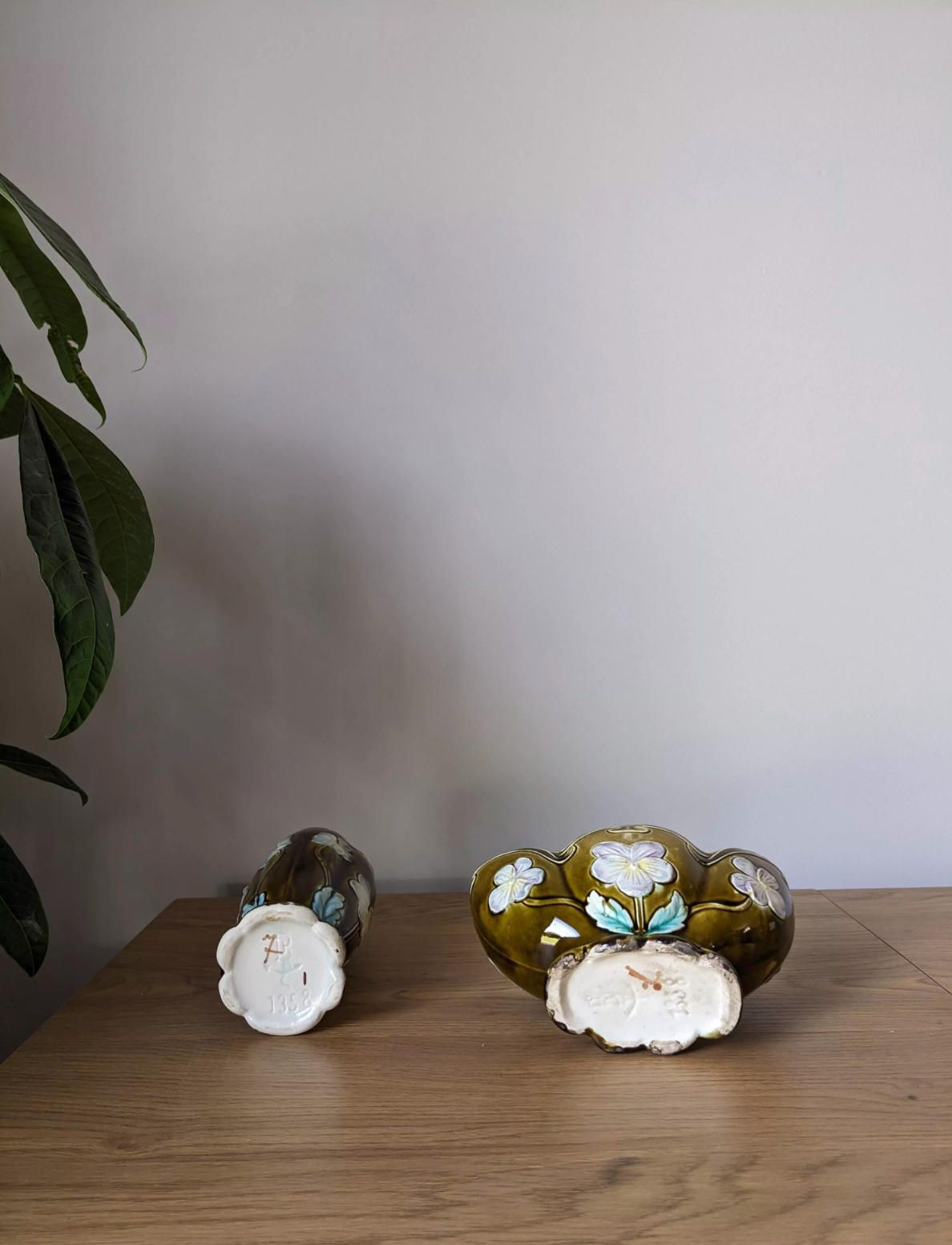 Paire de vases en barbotine