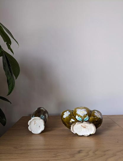 Paire de vases en barbotine