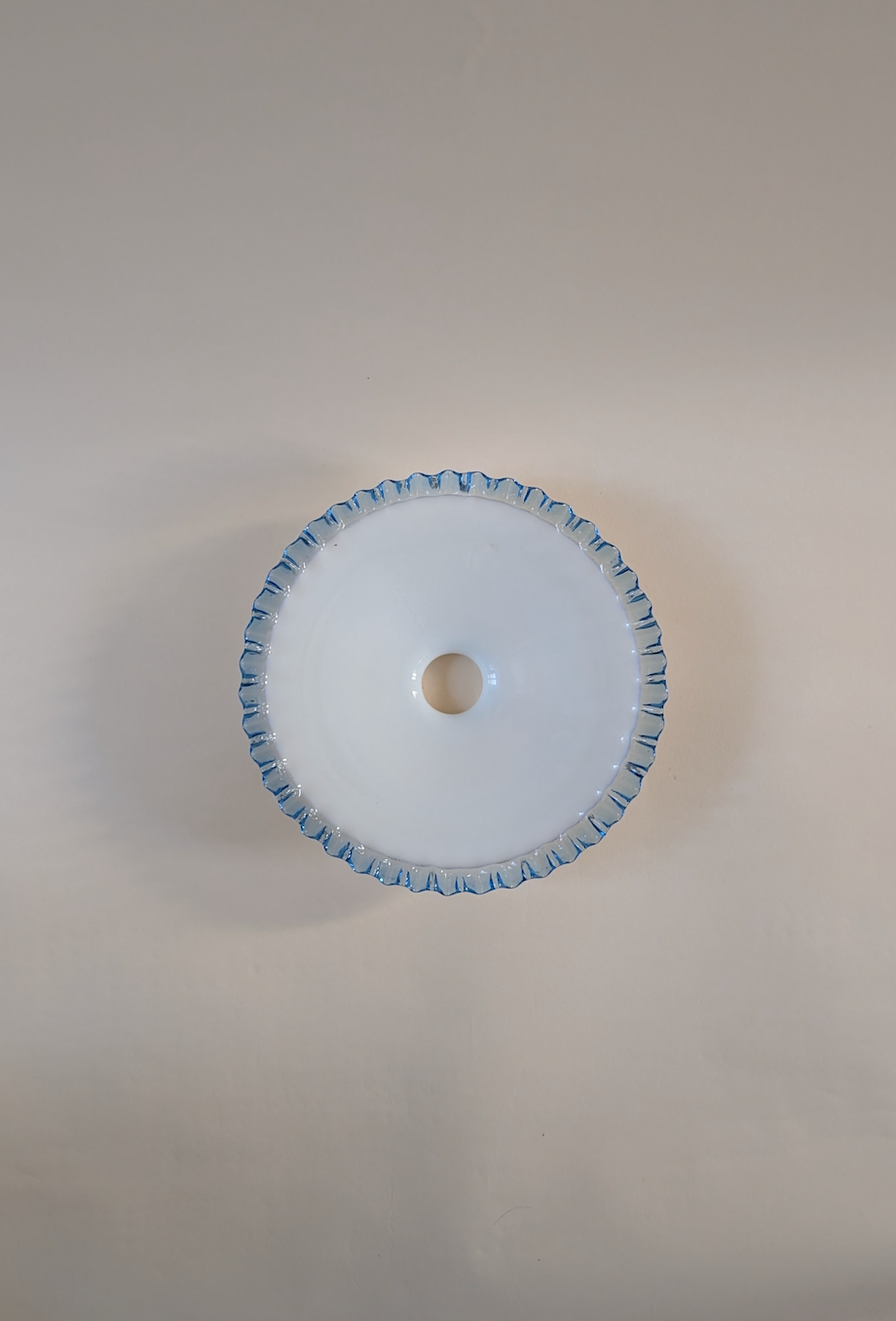 Opaline bleue aux motifs dentelés