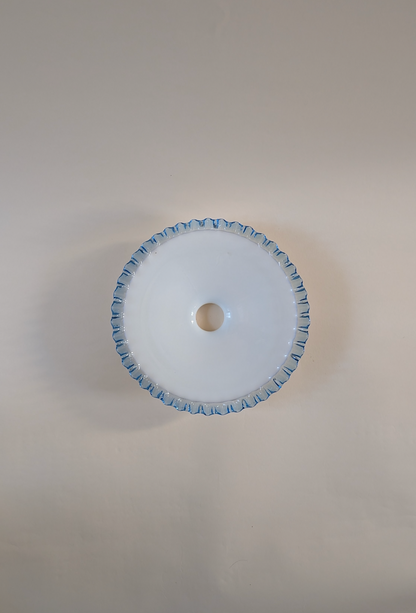 Opaline bleue aux motifs dentelés