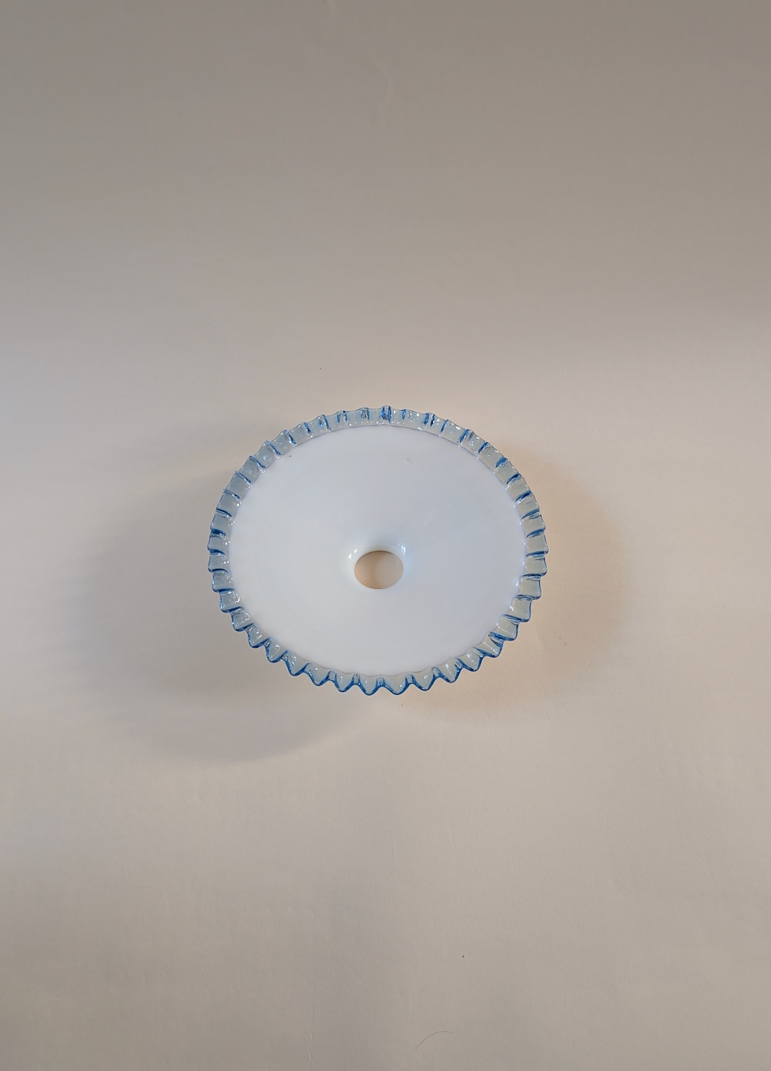 Opaline bleue aux motifs dentelés