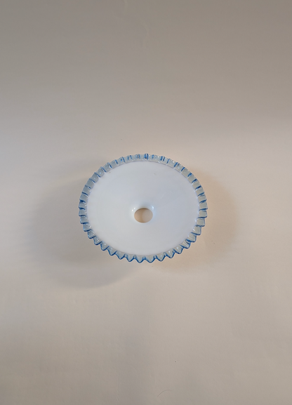 Opaline bleue aux motifs dentelés