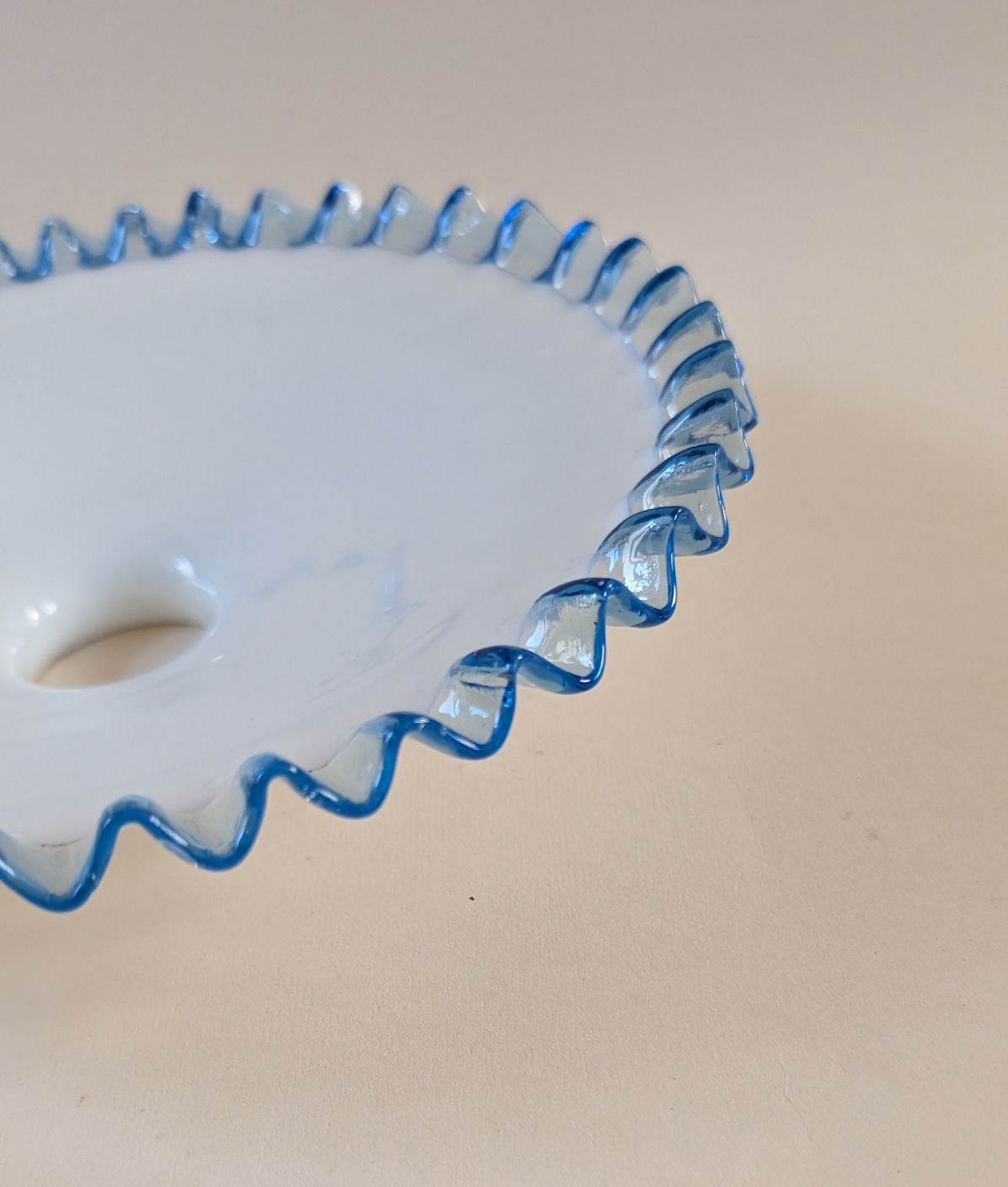 Opaline bleue aux motifs dentelés