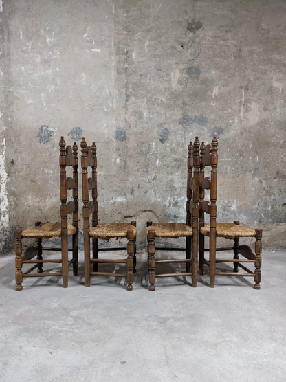 Chaises en bois et paille