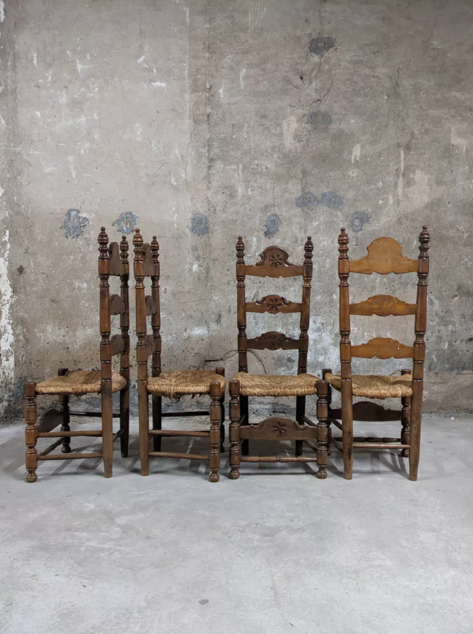 Chaises en bois et paille