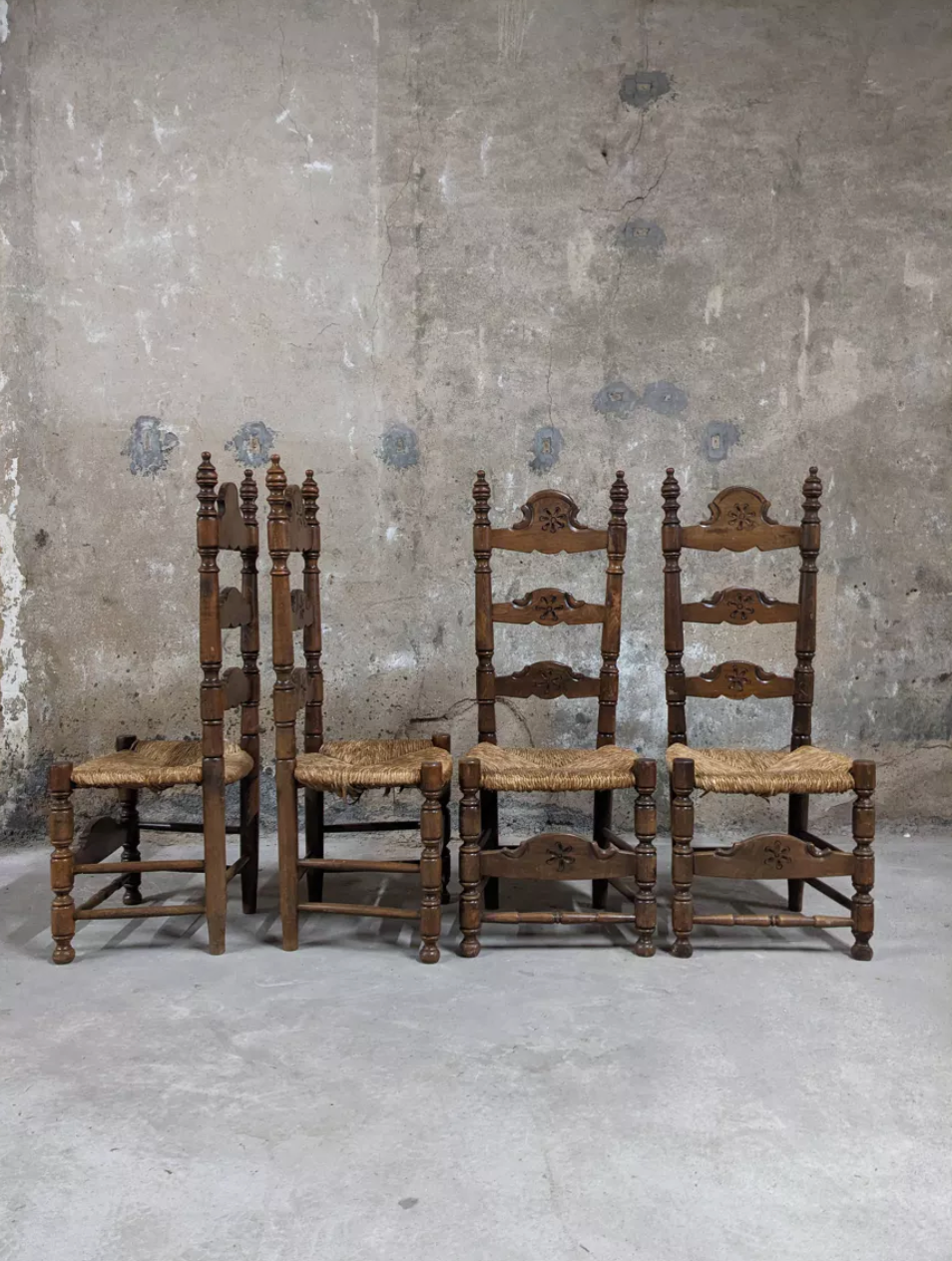Chaises en bois et paille