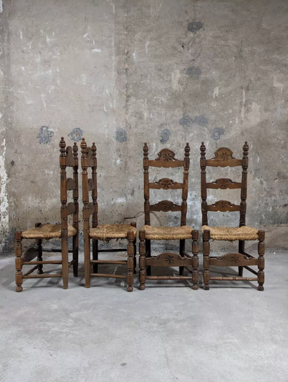 Chaises en bois et paille