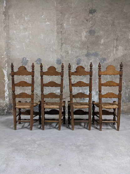 Chaises en bois et paille