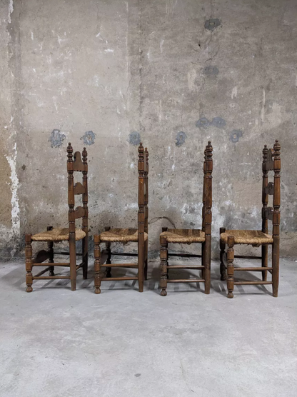 Chaises en bois et paille