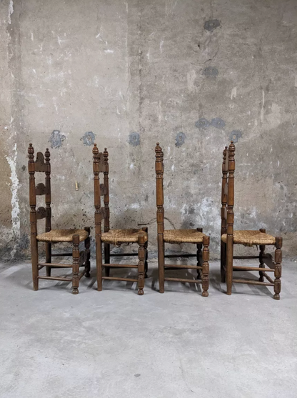Chaises en bois et paille