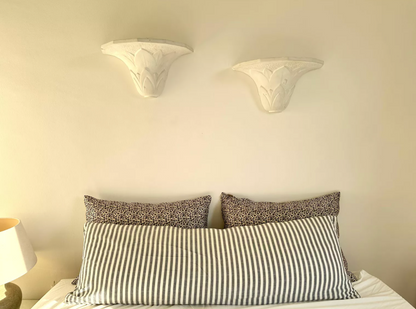 Paire d'appliques en plâtre, décor palmettes, XXe
