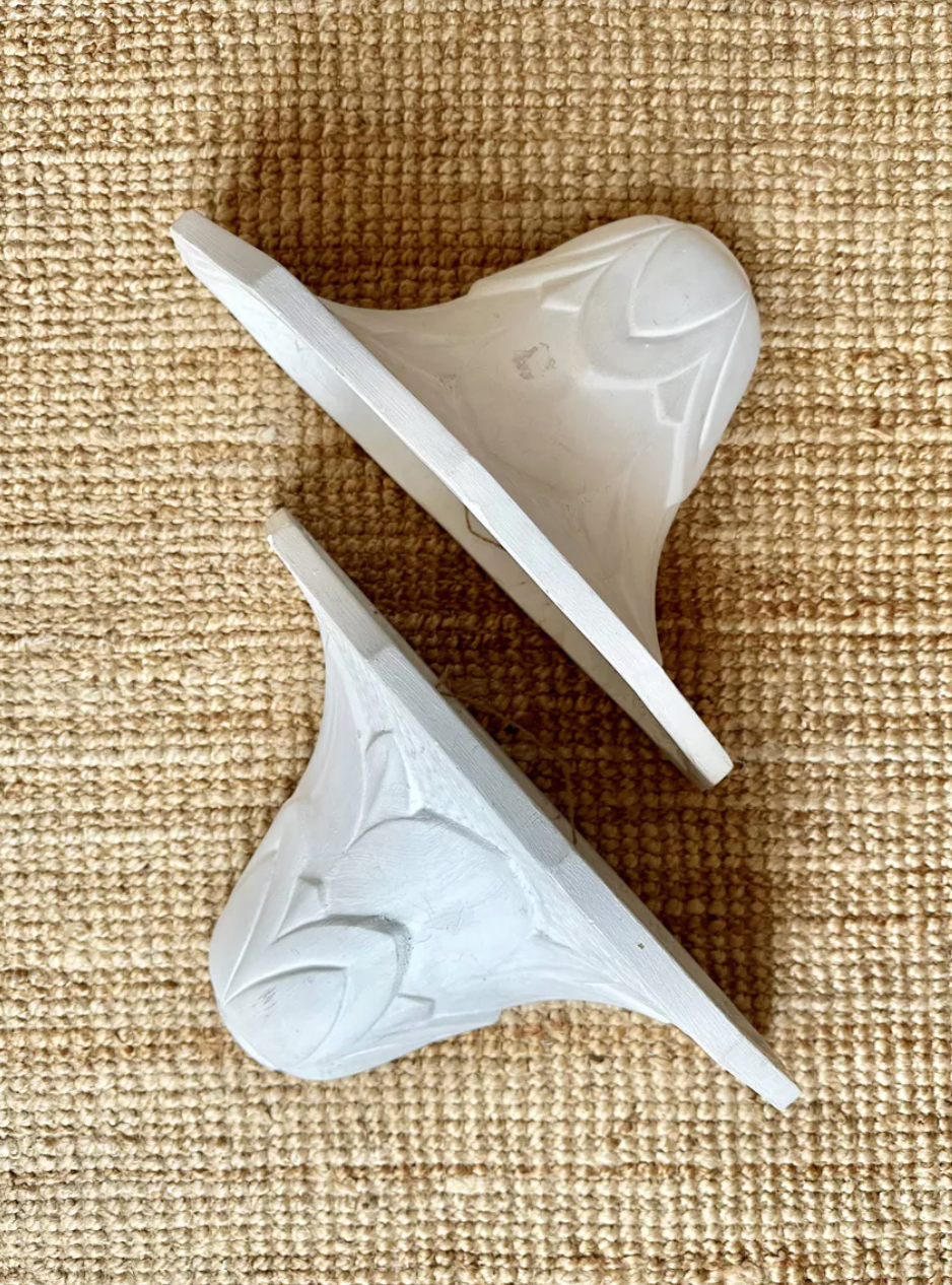 Paire d'appliques en plâtre, décor palmettes, XXe