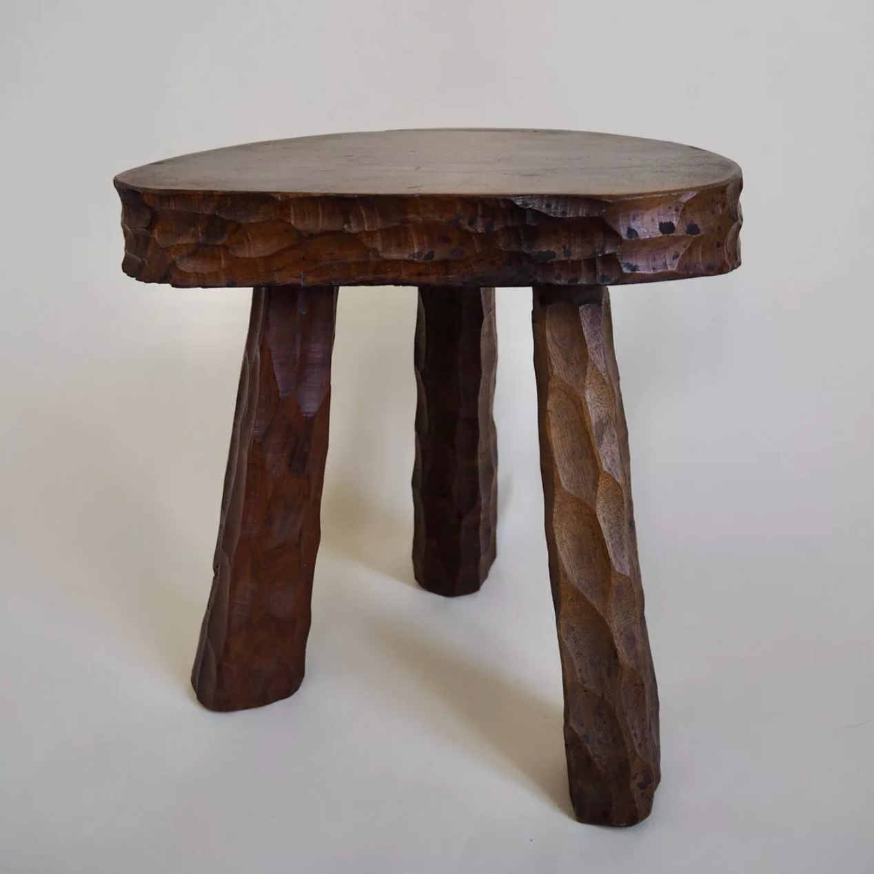 Paire de tabourets tripode en bois