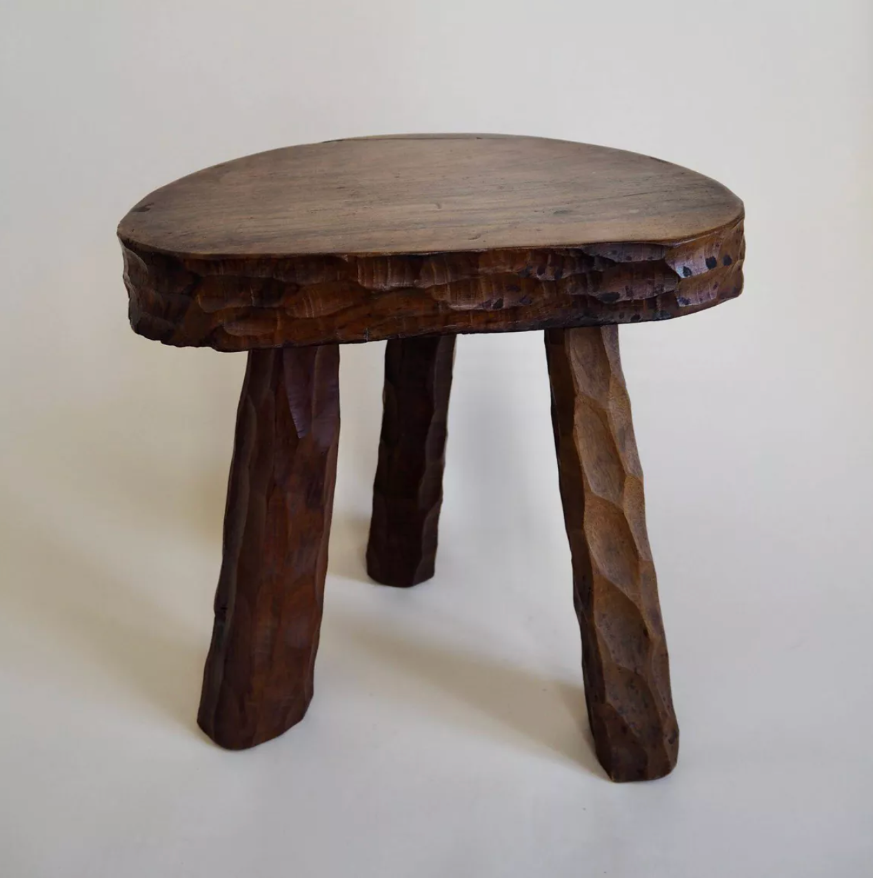 Paire de tabourets tripode en bois