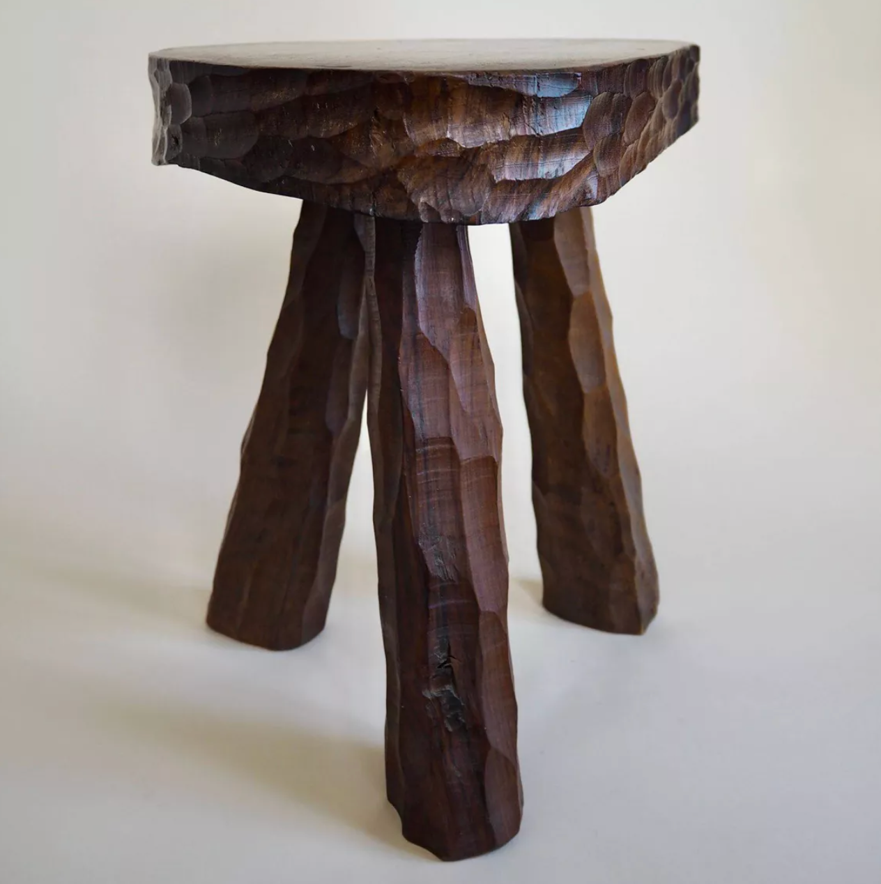 Paire de tabourets tripode en bois