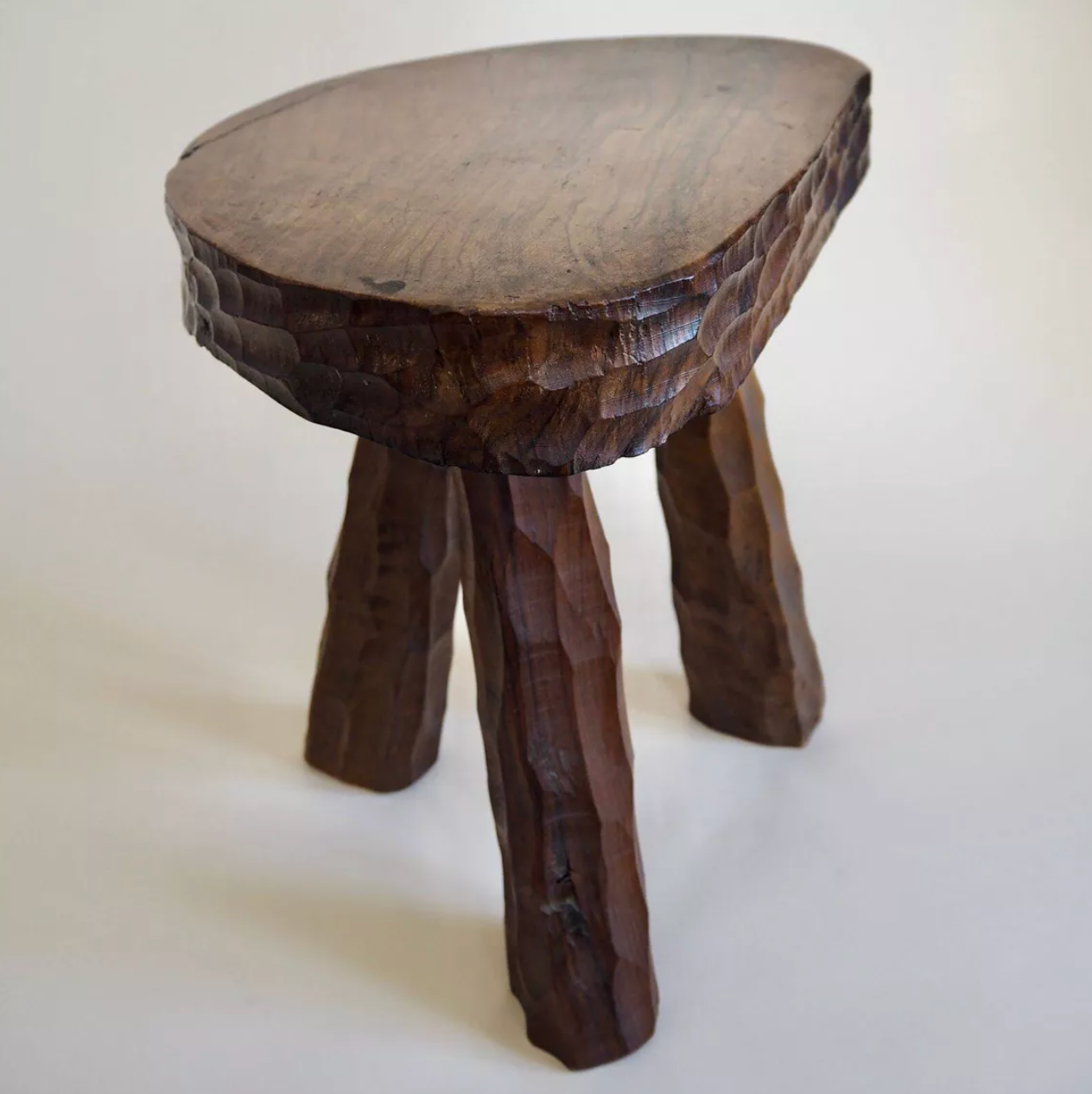 Paire de tabourets tripode en bois