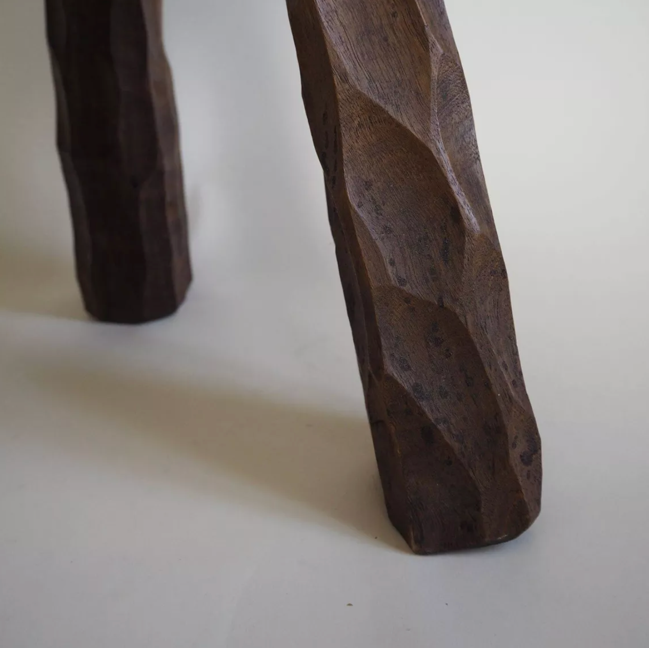 Paire de tabourets tripode en bois