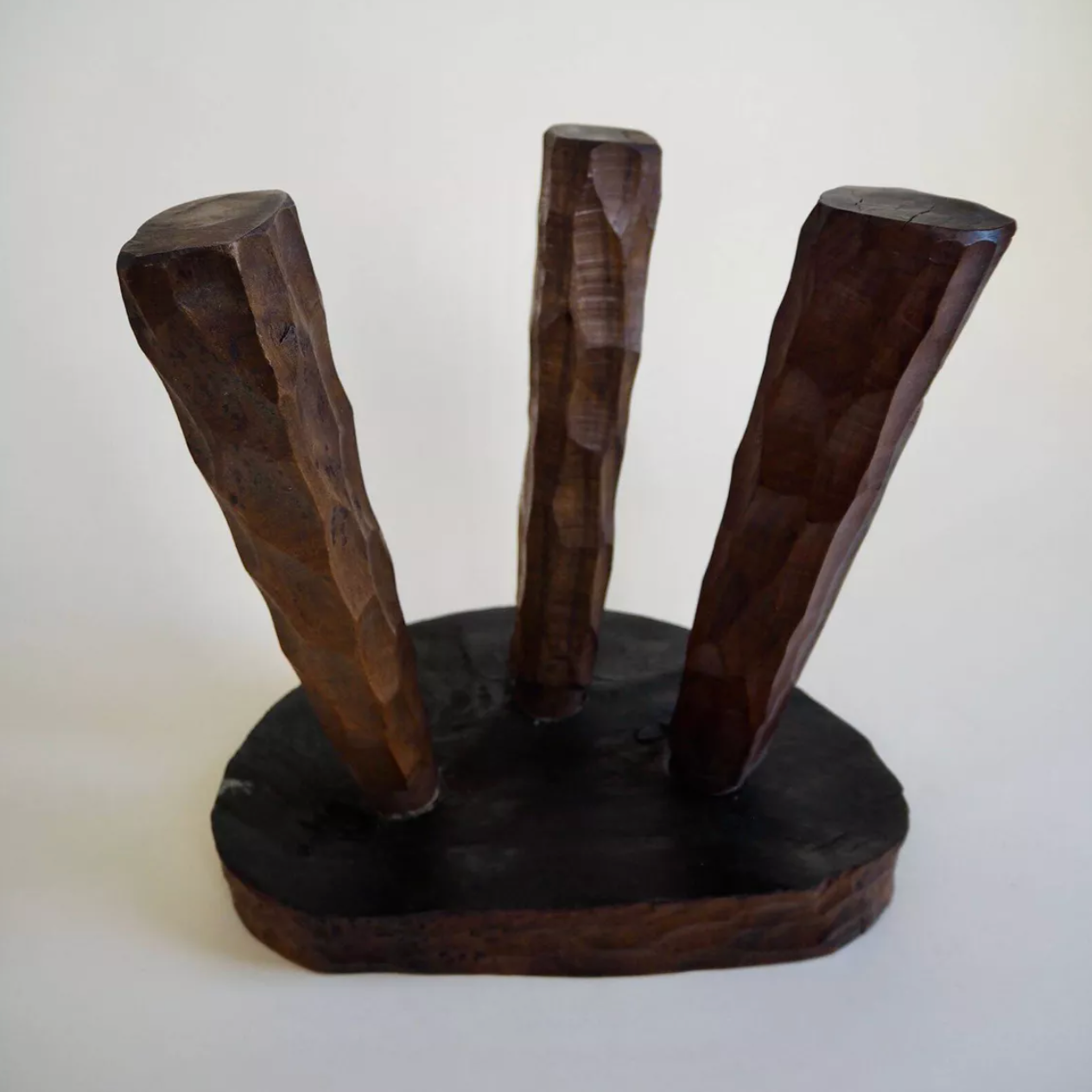 Paire de tabourets tripode en bois