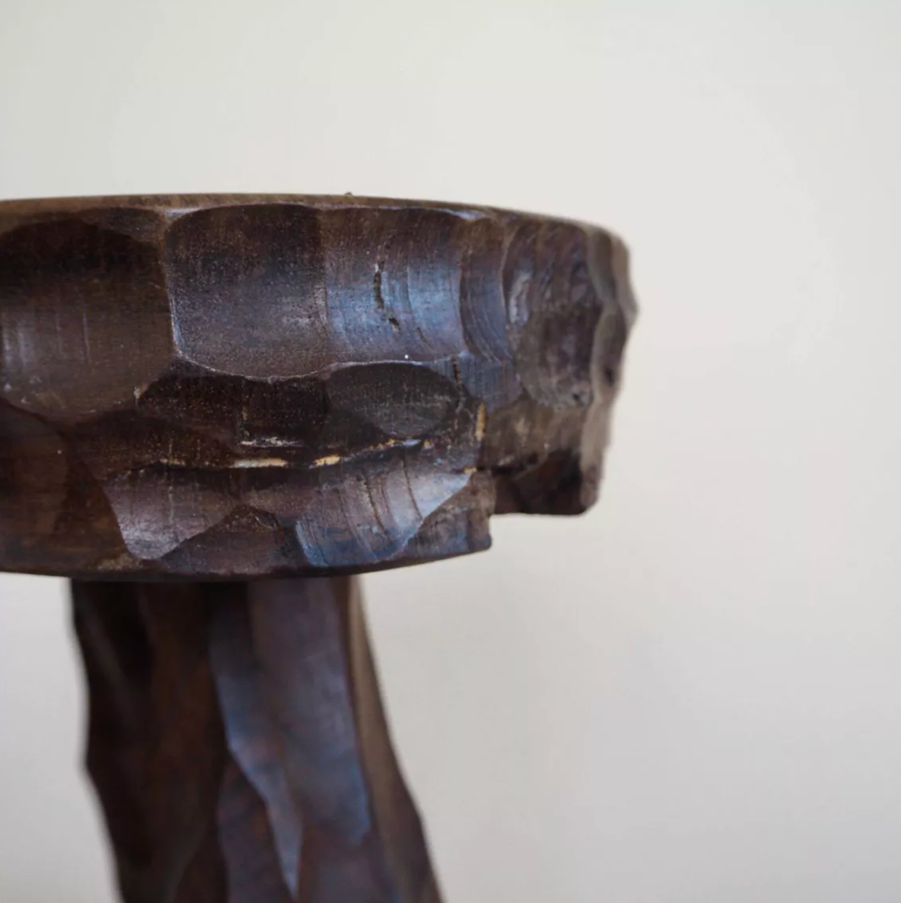 Paire de tabourets tripode en bois