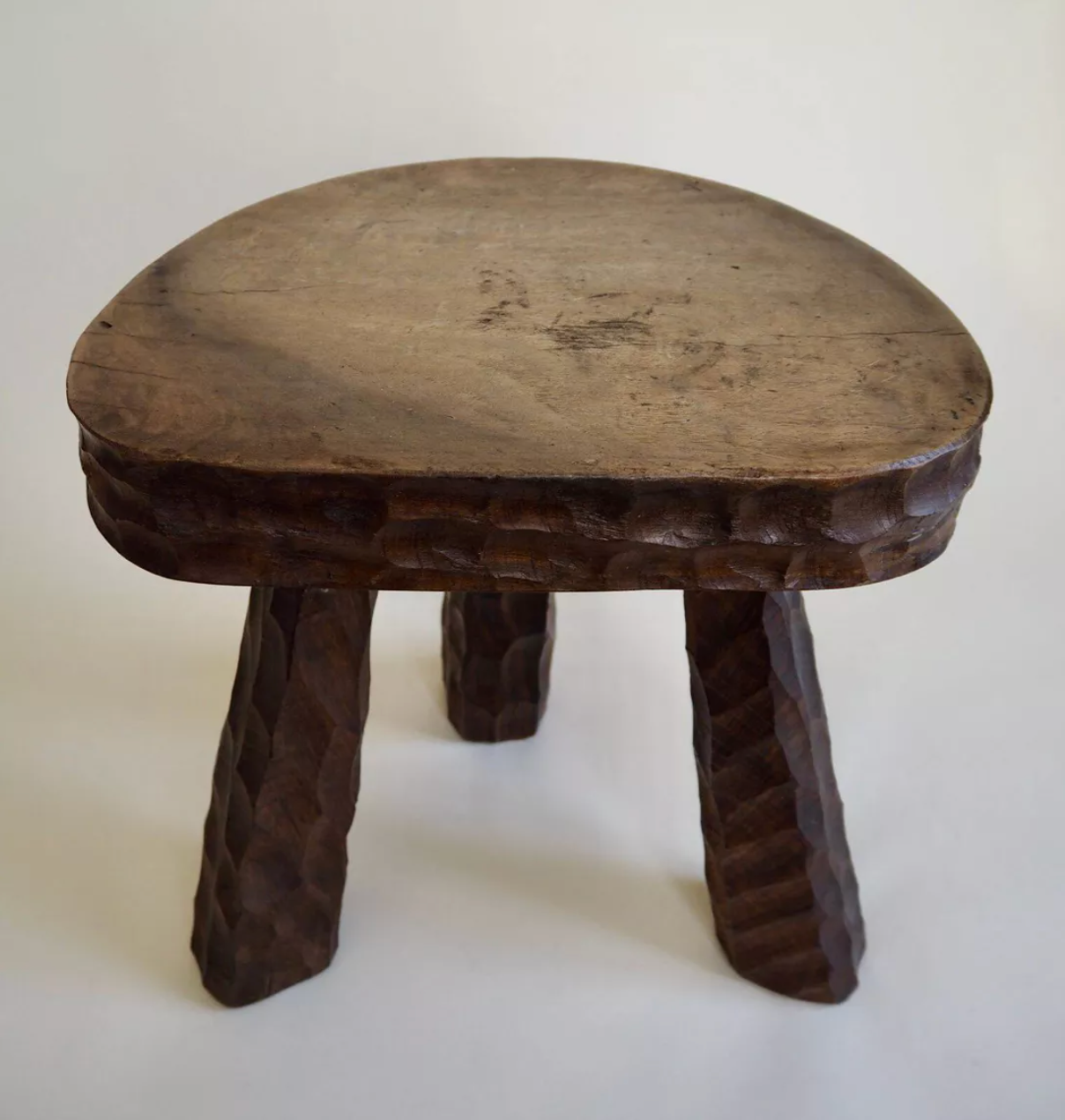 Paire de tabourets tripode en bois