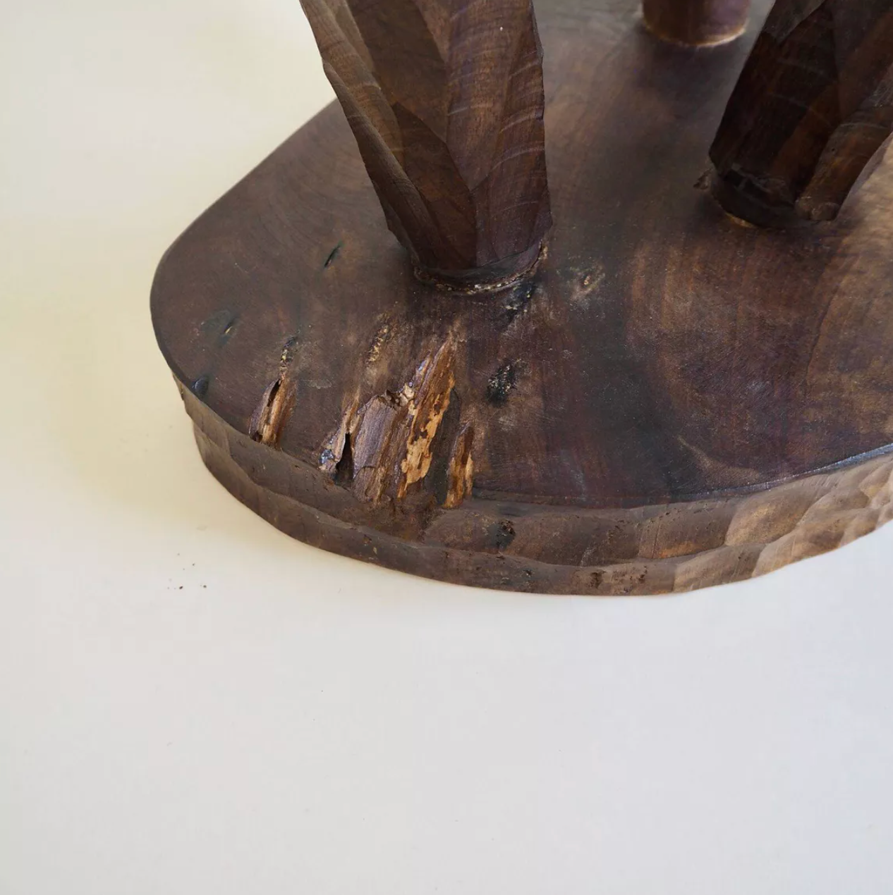 Paire de tabourets tripode en bois