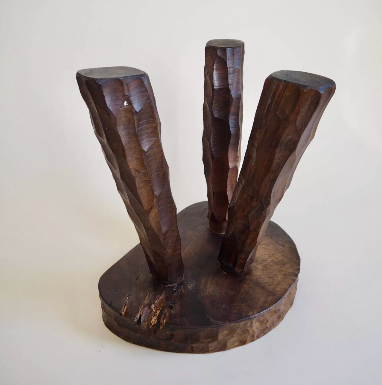 Paire de tabourets tripode en bois
