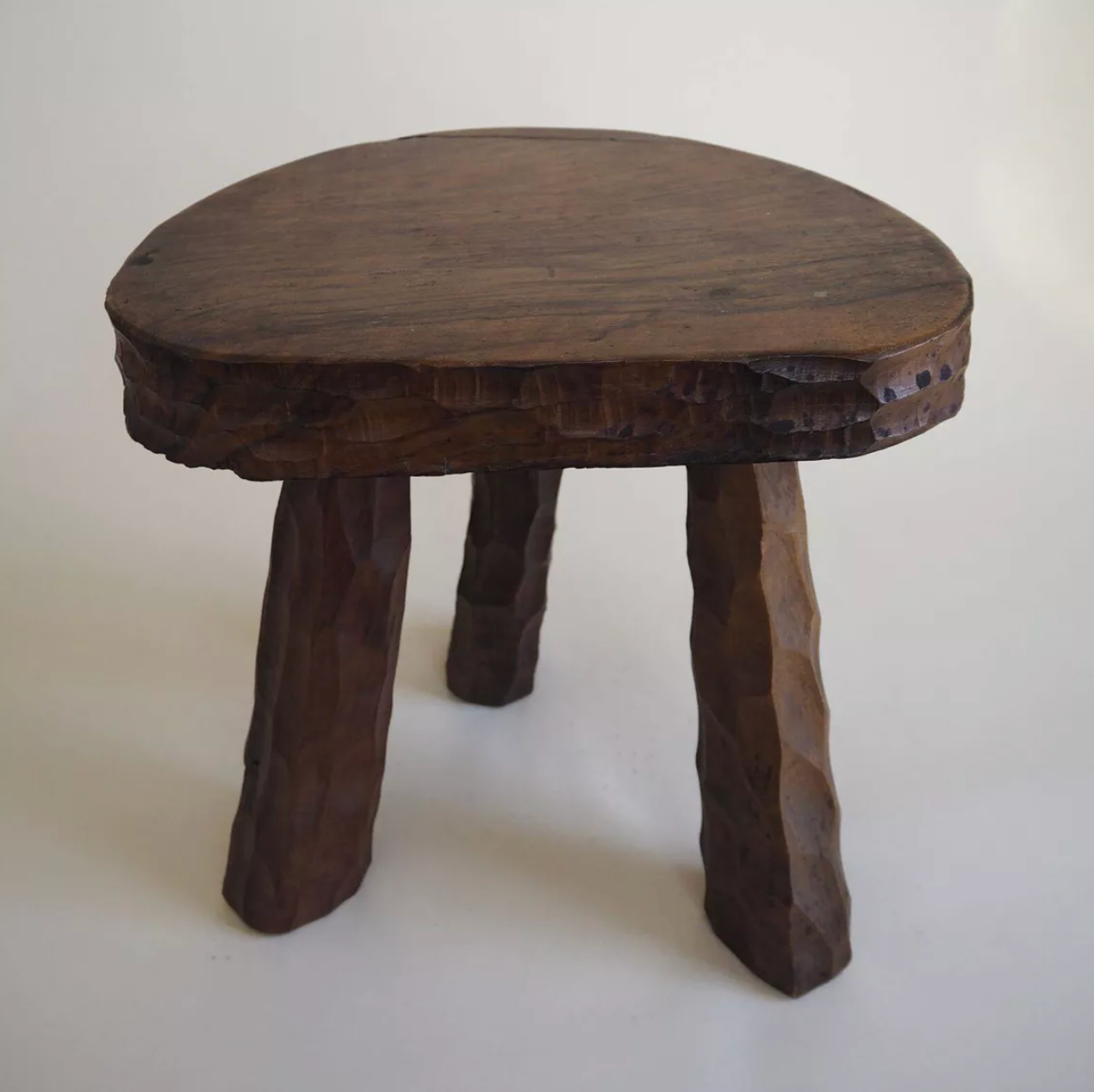 Paire de tabourets tripode en bois