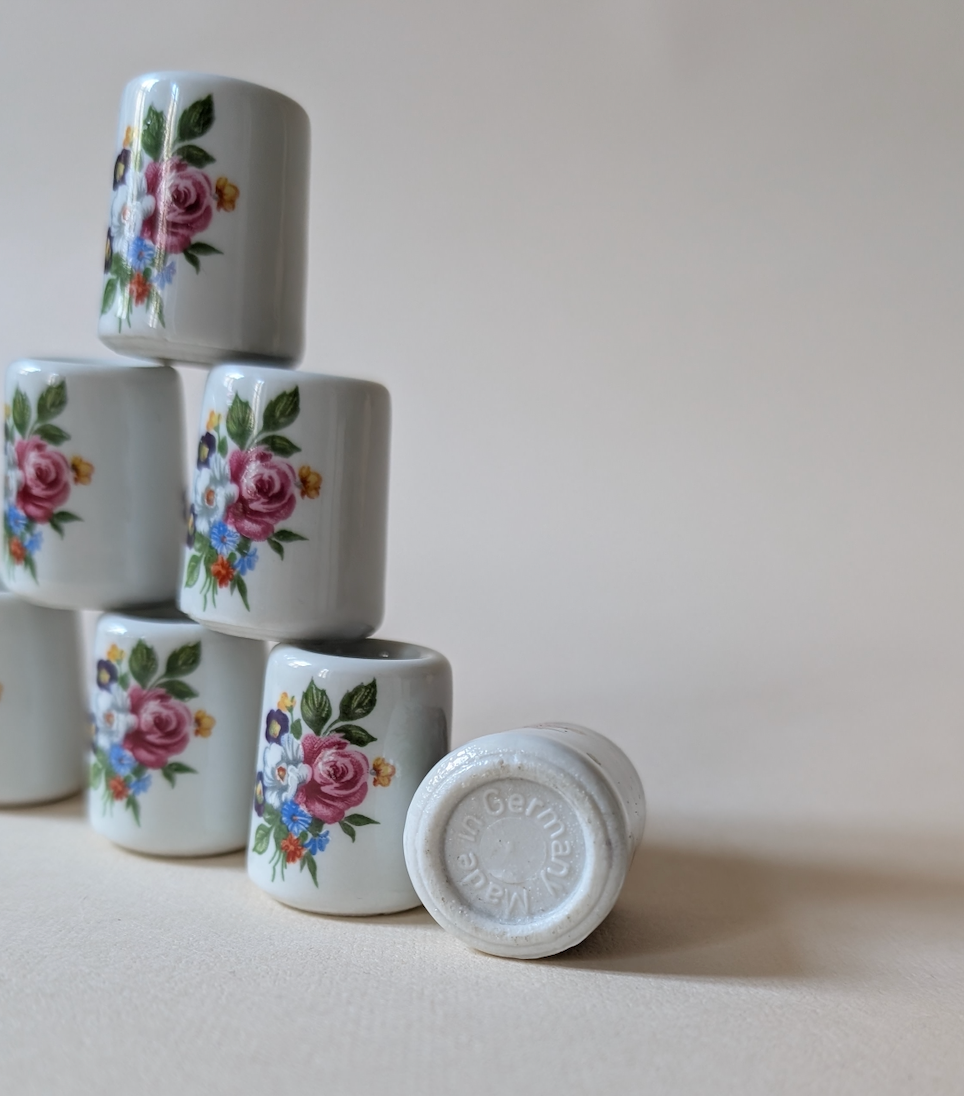 8 BOUGEOIRS EN PORCELAINE