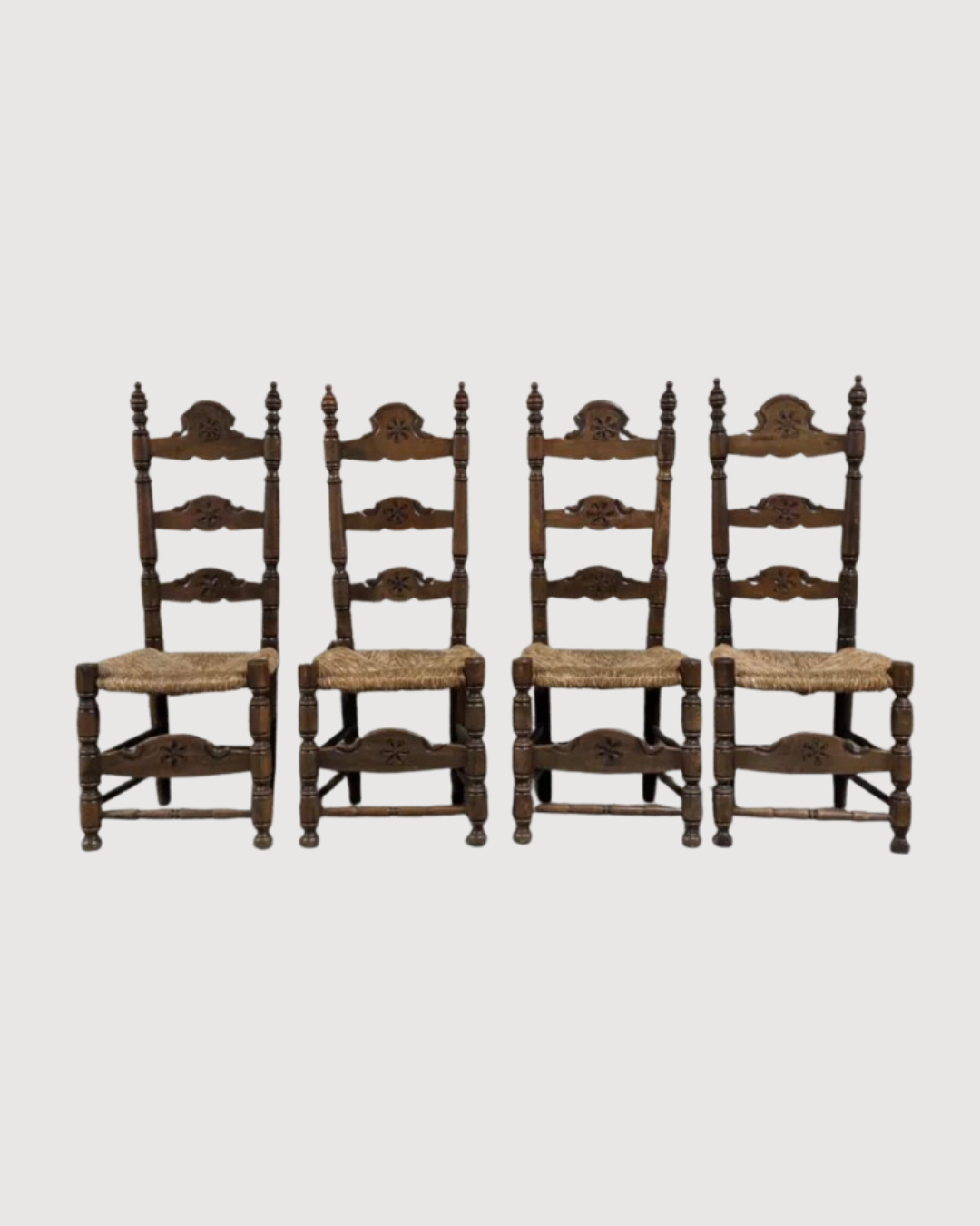 Chaises en bois et paille